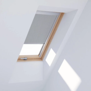 Roleta zaciemniająca na okno dachowe Dakea (jasnoszary 4204) 78x118