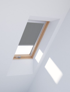 Roleta zaciemniająca na okno dachowe Dakea (szary 4217) 78x140