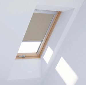 Roleta zaciemniająca na okno dachowe Dakea (beżowa 4219) 78x140