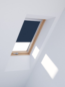 Roleta zaciemniająca na okno dachowe Dakea (granatowa 4212) 78x140